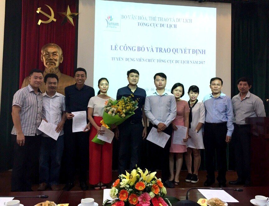 Phó Tổng cục trưởng Tổng cục Du lịch Ngô Hoài Chung trao quyết định cho các viên chức thuộc các đơn vị sự nghiệp thuộc Tổng cục Du lịch.